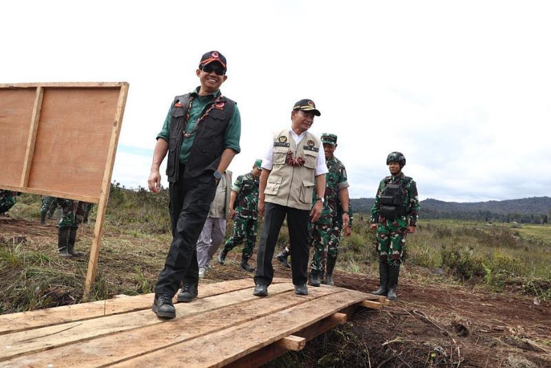 Kepala BNPB Letjen TNI Suharyanto tinjau gudang logistik di Papua Tengah