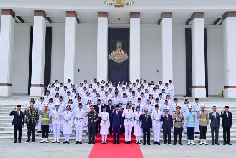 Presiden Joko Widodo bersama Anggota Paskibraka 2024, Selasa (13/8/2024)