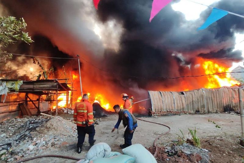 Lapak Rongsokan di Bekasi Kebakaran