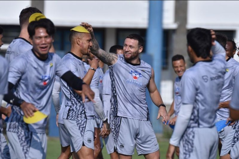 Marc Klok dan para pemain Persib Bandung di sesi latihan bersama