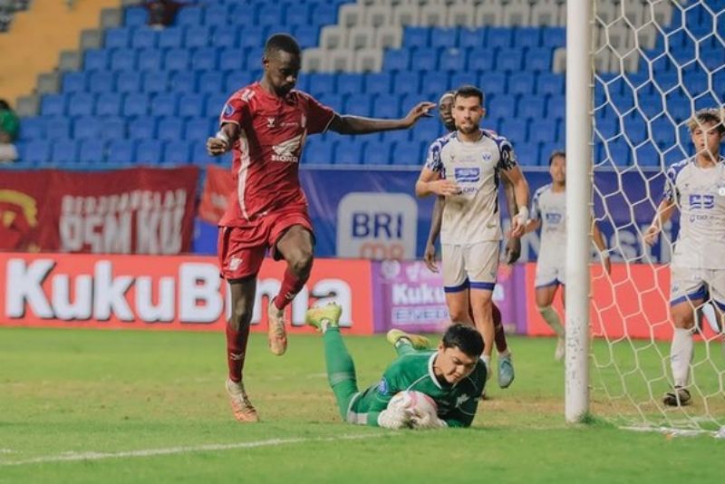 Suasana laga PSM Makassar vs PSIS Semarang di Liga 1 2024-2025