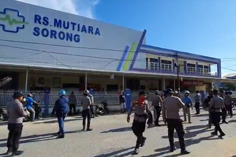 Aparat Bentrok dengan Warga di Sorong