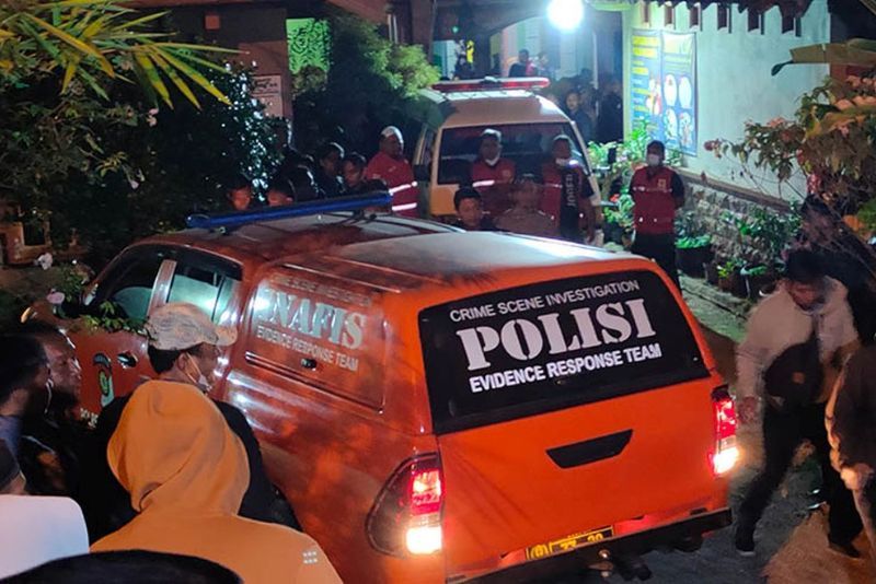 Patugas lakukan olah TKP polisi meninggal dengan luka tembak di kepala