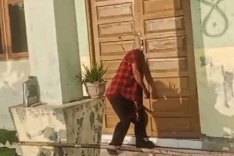 Viral Pria Meninggal Kejepit Pintu dalam Posisi Berdiri, Masih Memegang Cangkul