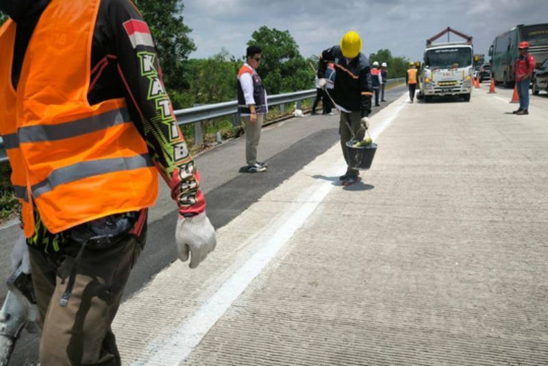 Tol Bakauheni Terbanggi Besar Uji Coba Marka Jalan Pakai Getah Pinus