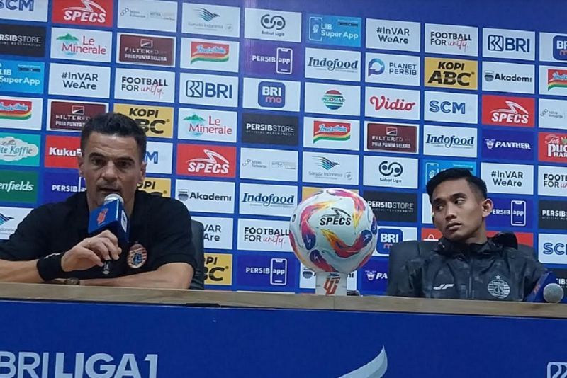 Carlos Pena dan Rizky Ridho usai laga Persib Bandung vs Persija Jakarta