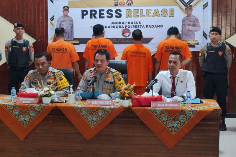 Tiga anggota DPRD Kota Mentawai bersama seorang pengusaha ditangkap aparat kepolisian