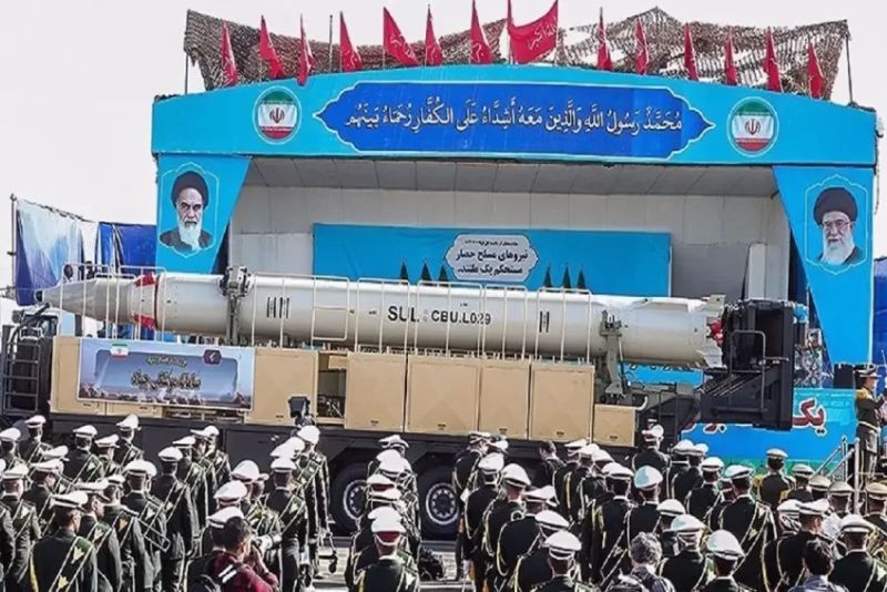 Iran memamerkan rudal balistik baru bernama Jihad dalam parade militer ketika Timur Tengah di ambang perang besar akibat eskalasi militer Israel