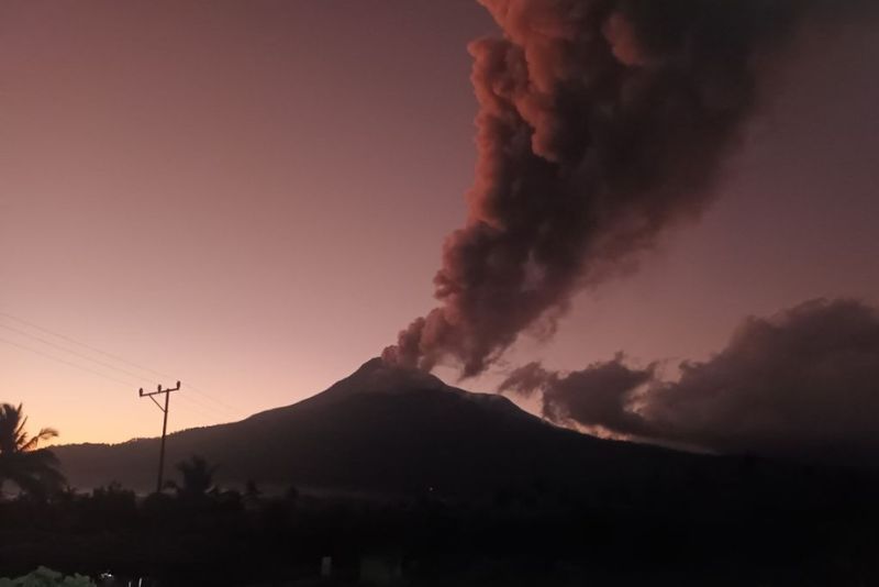 Gunung Lewotobi Laki-Laki erupsi