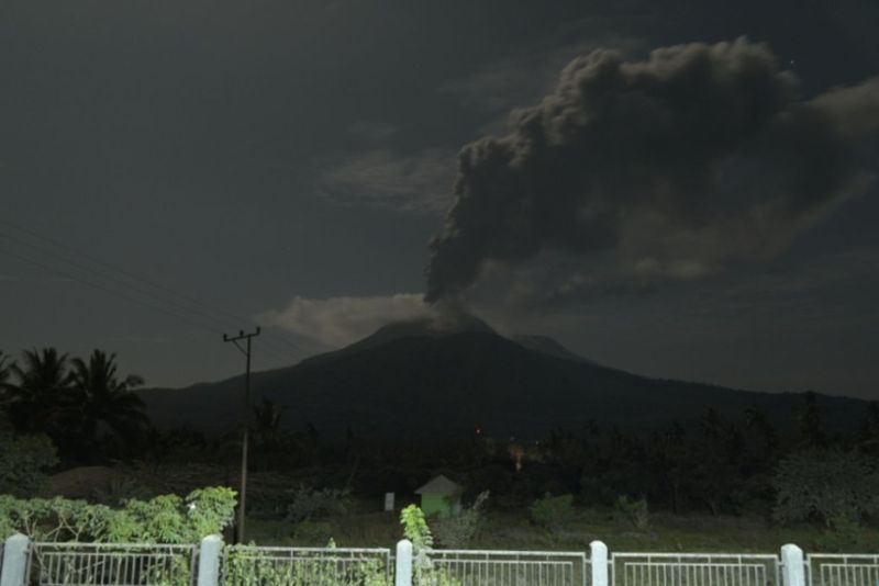 Gunung Lewotobi Laki-Laki Erupsi Semburkan Abu Vulkanik 800 Meter