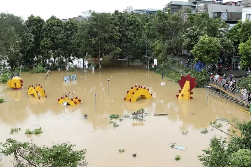 Ibu kota Vietnam, Hanoi, mengevakuasi ribuan orang yang tinggal di dekat Sungai Merah yang meluap saat airnya membanjiri jalan-jalan