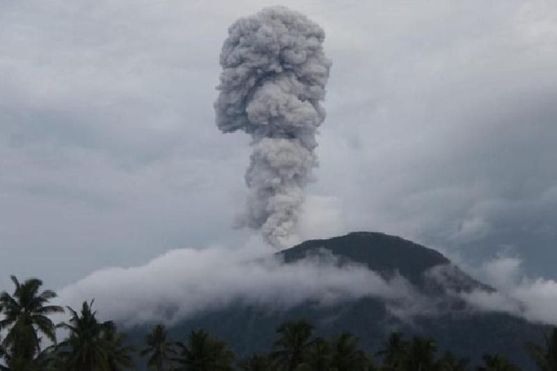 Gunung Ibu Erupsi