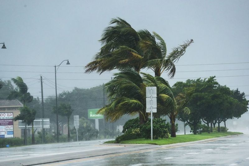 Badai Milton Terjang Florida AS, Jalan Terendam