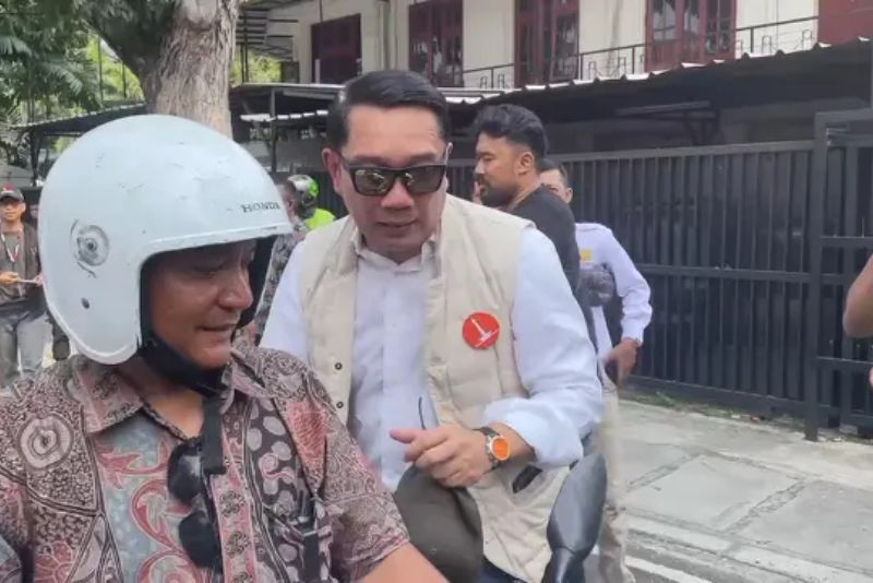 Naik Ojek, Ridwan Kamil Ingin Pasang AC di Seluruh Halte Transjakarta