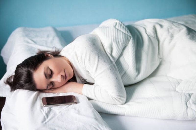 Bahaya Menaruh Handphone di Bawah Bantal Saat Tidur