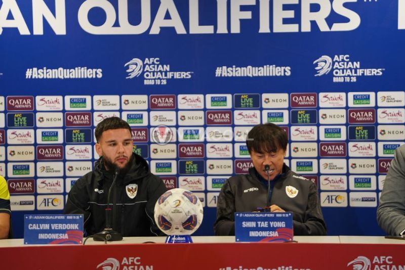 Calvin Verdonk bersama Shin Tae-yong di konferensi pers jelang Timnas Indonesia vs Bahrain