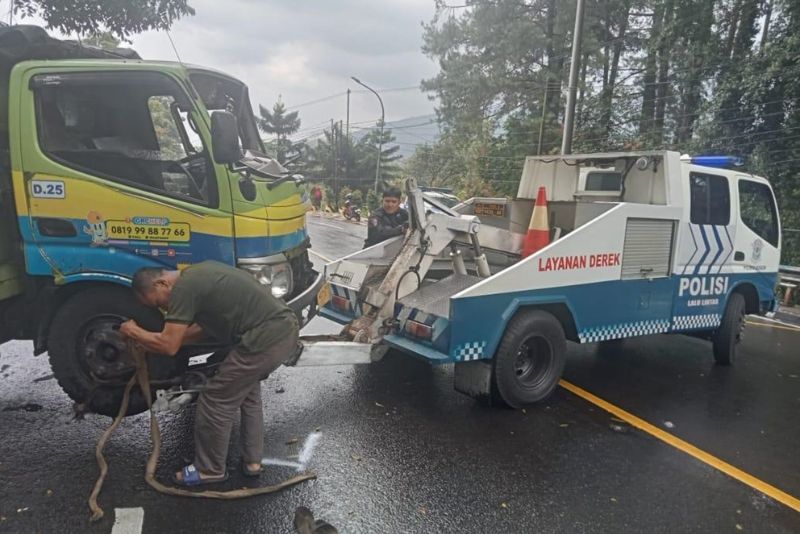 Truk Tabrak Bus Pariwisata di Puncak