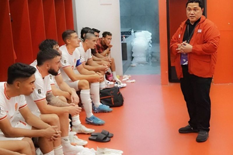 Erick Thohir bersama para pemain Timnas Indonesia