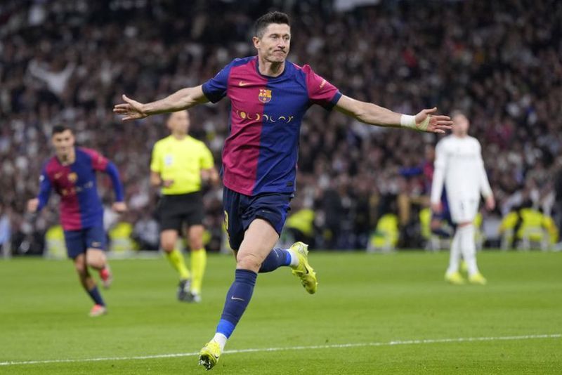 La Liga 2024/25: Selebrasi Robert Lewandowski dalam laga El Clasico Real Madrid vs Barcelona di pekan 11