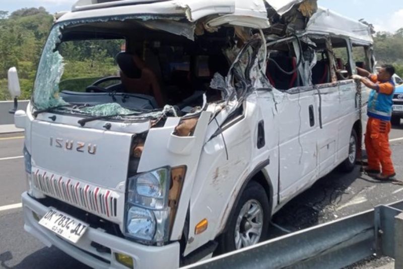 Mini Bus Angkut Rombongan Santri Terguling di Tol Ungaran, 4 Tewas