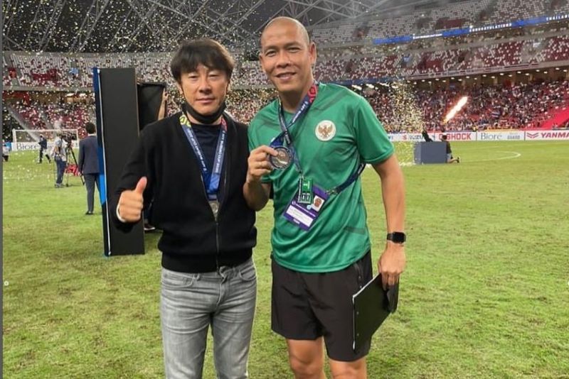 Pelatih Timnas Indonesia, Shin Tae-yong (kiri) bersama sang asisten, Nova Arianto