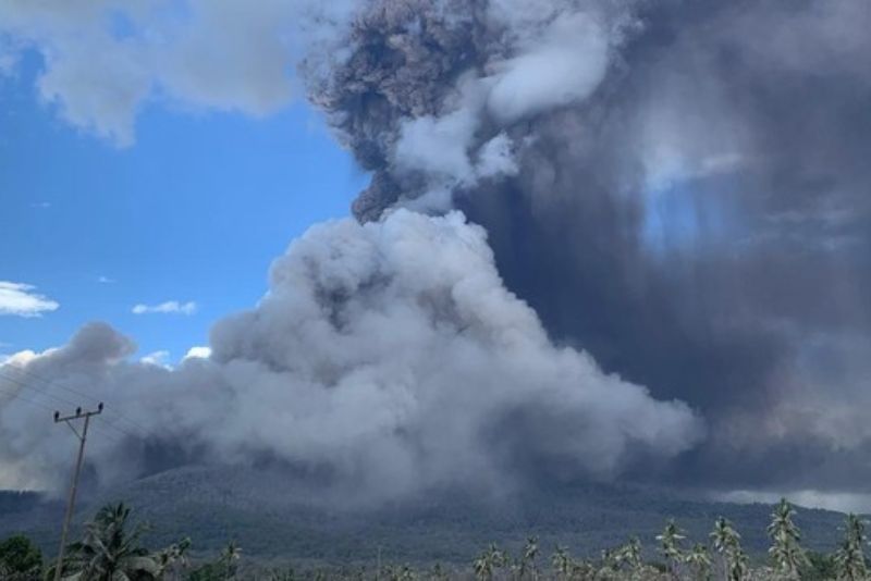 Terhambatnya 30 Penerbangan ke Lombok akibat Erupsi Gunung Lewotobi