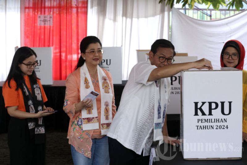 Pramono Anung Didampingi Istri Gunakan Hak Pilih di TPS 046 Cipete Selatan