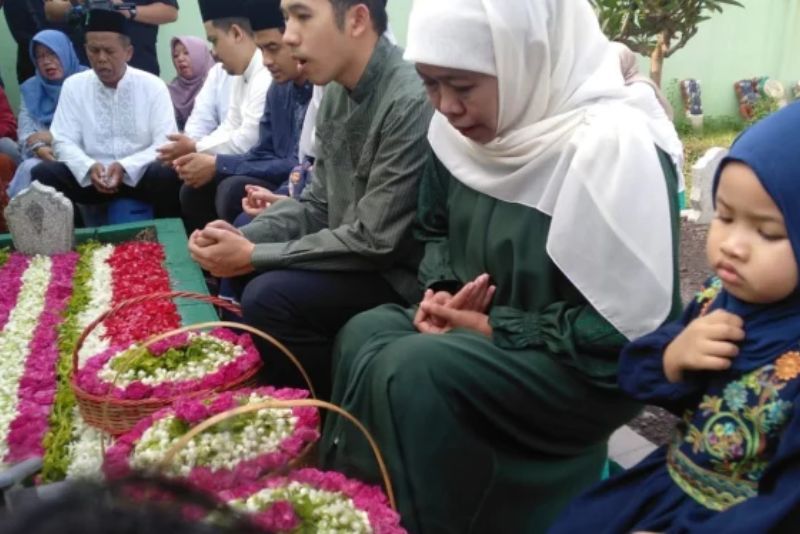 Cagub Khofifah Ziarah ke Makam Suami dan Orang Tua Sebelum Nyoblos