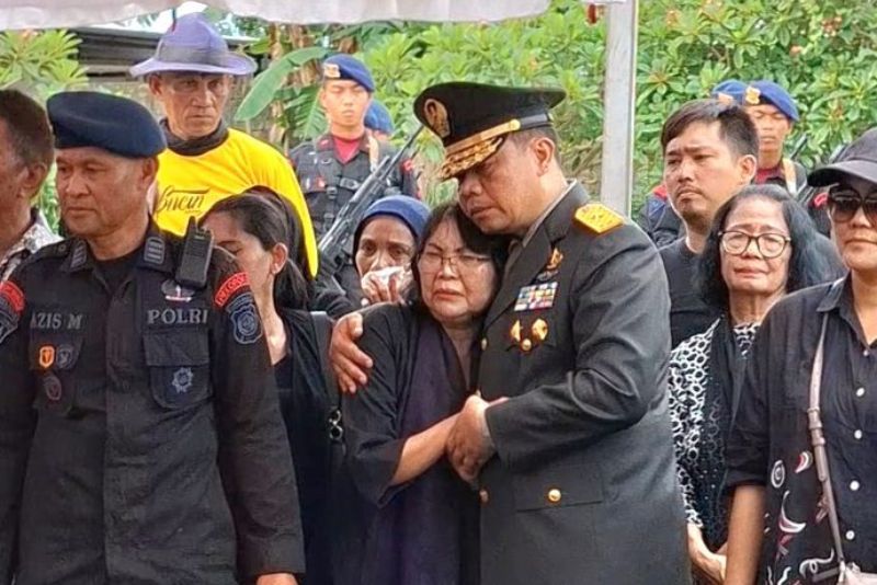 Tangis Pilu Cristina Melepas Jenazah Kompol Ulil ke Liang Lahat