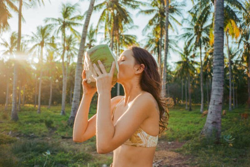 7 Kelompok Orang yang Dianjurkan Minum Air Kelapa, Anda Termasuk?