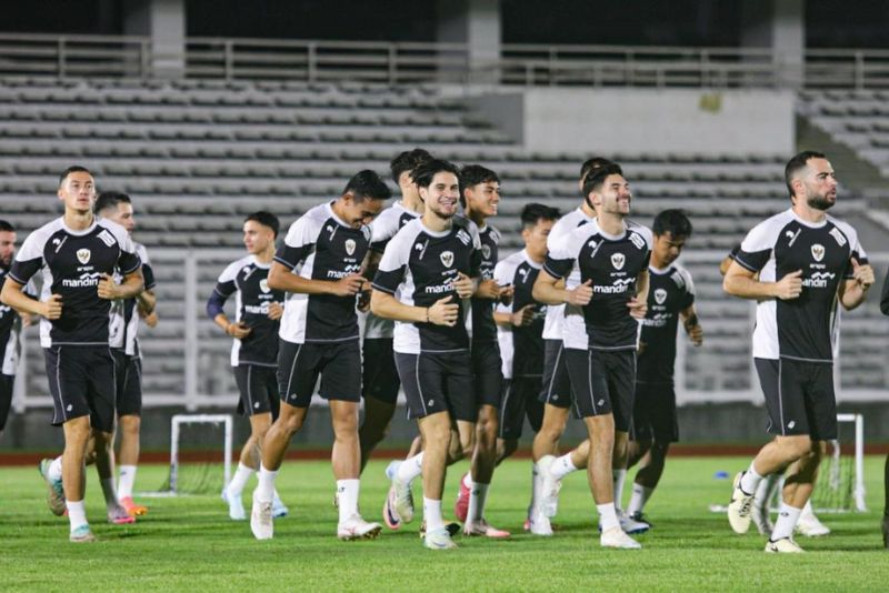 Rizky Ridho bercanda dengan Kevin Diks di sela latihan Timnas Indonesia