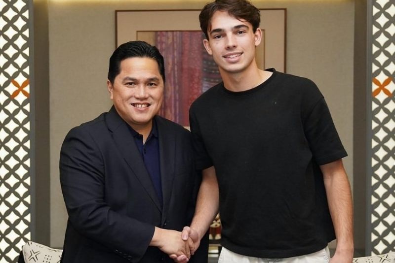 Tim Geypens foto salaman dengan Ketum PSSI, Erick Thohir