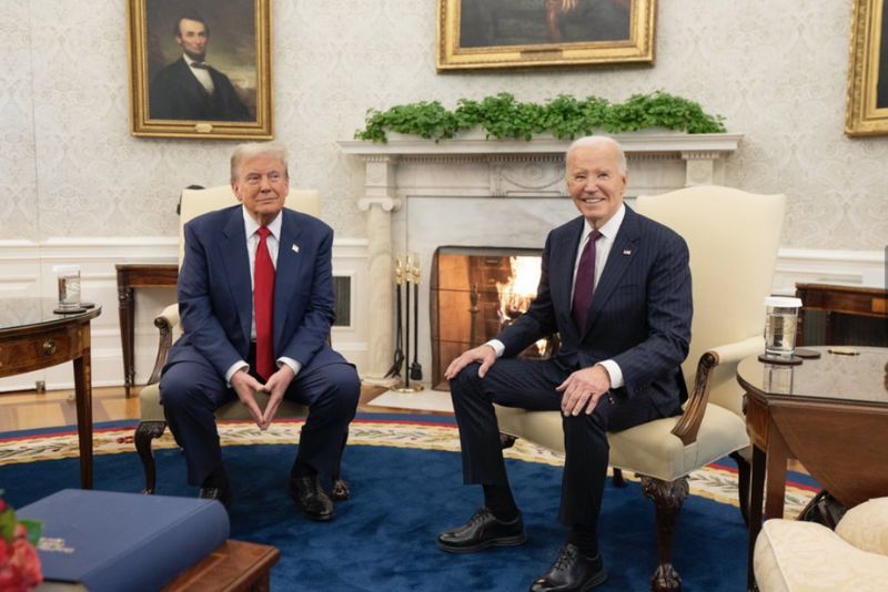 Presiden Terpilih AS Donald Trump bertemu dengan Presiden Joe Biden di Gedung Putih, Washington, 13 November 2024