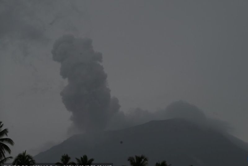 Gunung Ibu di Halmahera Barat, Maluku Utara meletus