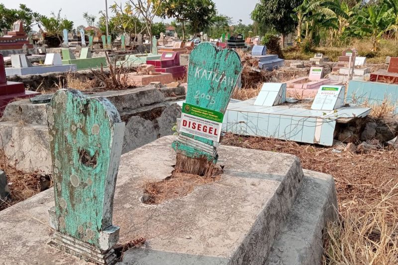 Penyegelan makam di Indramayu