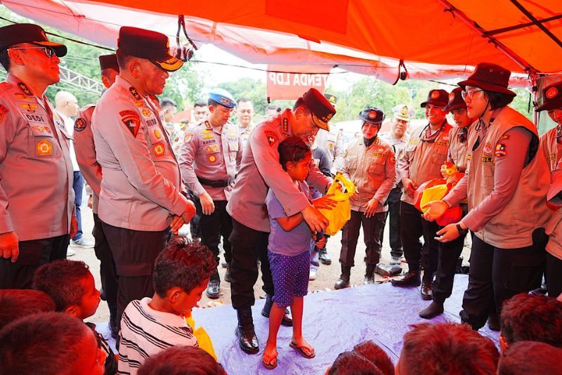 Kapolri Hibur Anak-Anak di Posko Pengungsian Erupsi Gunung Lewotobi