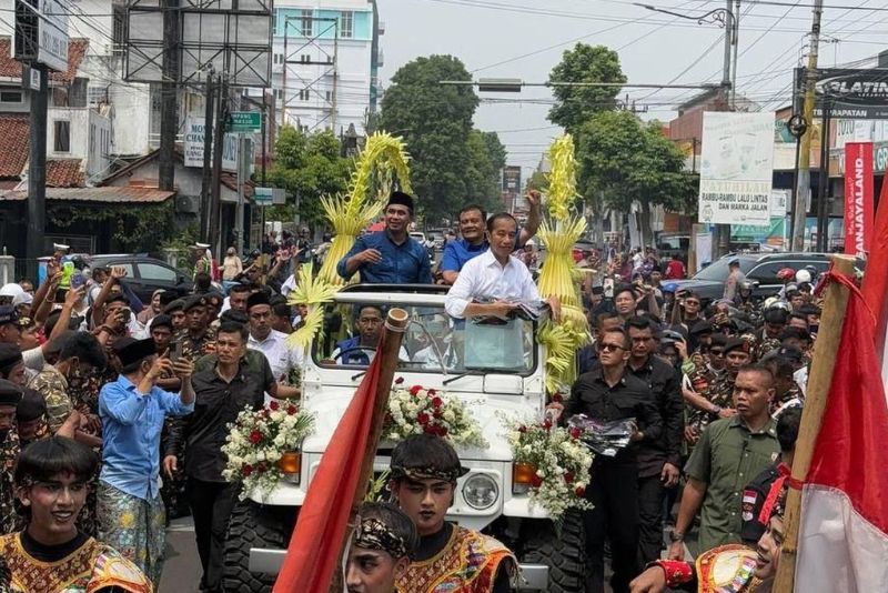 Jokowi pawai bersama Luthfi-Yasin