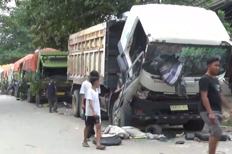 Puluhan truk dirusak warga lantaran ada satu bocah yang terlindas hingga kakinya remuk