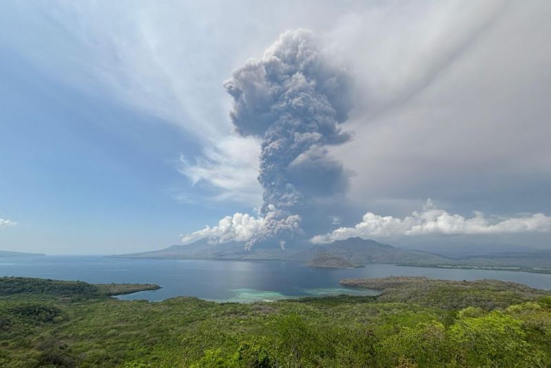 Erupsi Gunung Lewotobi zona bahaya jadi 9 kilometer