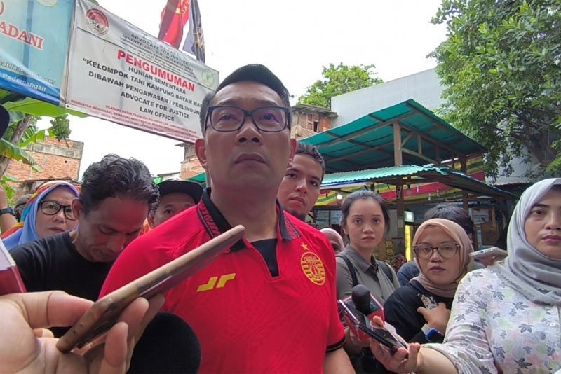 Blusukan ke Kampung Bayam, Ridwan Kamil Kenakan Jersey Persija