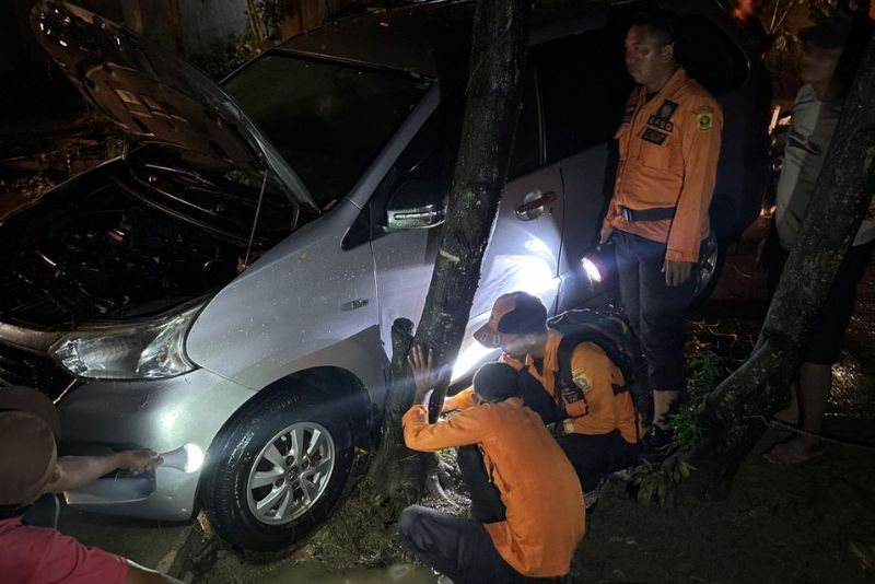 Mobil terseret banjir di Bogor