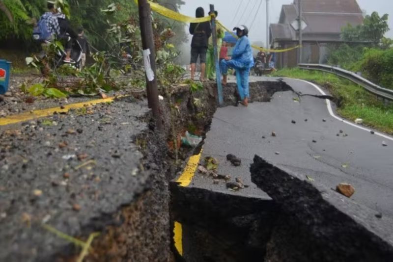 Jalur Lintas Selatan di Malang Longsor, Akses ke Blitar Terputus