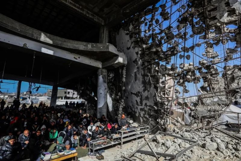 Warga Palestina Hadapi Suhu Beku Mematikan, Peengungsi Kebanjiran di Pantai Gaza