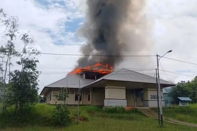 Tak Puas Hasil Seleksi CPNS, Massa Bakar Kantor BKD Boven Diogel