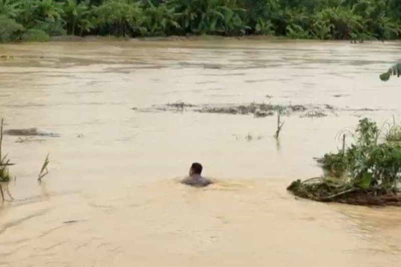 Polisi Selamatkan Lansia yang Terkepung Banjir Pakai Batang Pohon Pisang