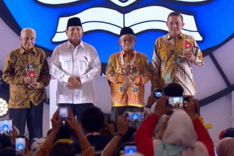 Prabowo Berikan Uang Rp100 Juta ke Tiktoker Guru Matematika Mbah Melan