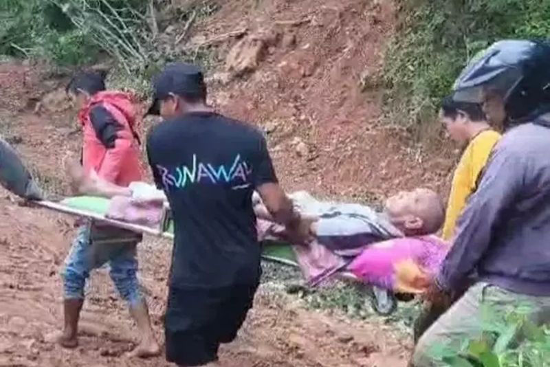 Lansia Stroke di Barru Digotong Puluhan KM Akibat Jalan Amblas