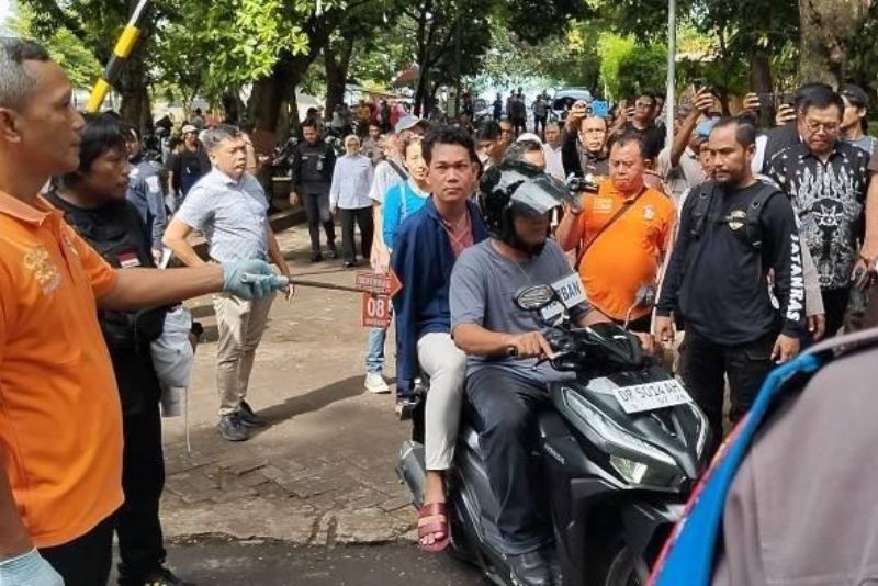 Rekontruksi Kasus Tindak Asusila Agus 'Buntung' Dijaga Ketat Apara