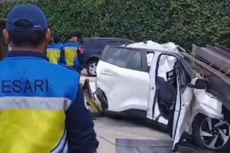 Kecelakaan di Tol Andara Mobil Remuk Tertimpa Pelat Besi