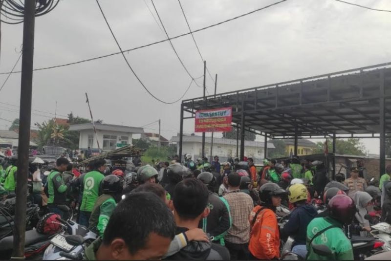 Ratusan Ojol dan Opang Bentrok di Bandung, Seorang Penumpang Jadi Korban